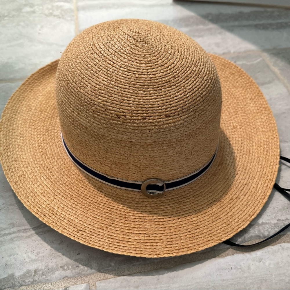 Tilley Raffa hat. Size large. Barely worn.